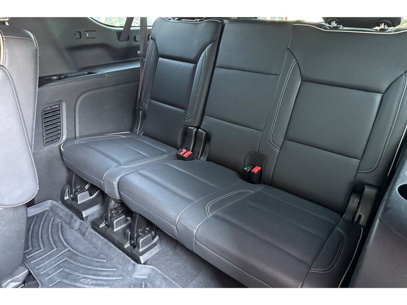Chevrolet Suburban Vehicle Full-screen Gallery Image 18