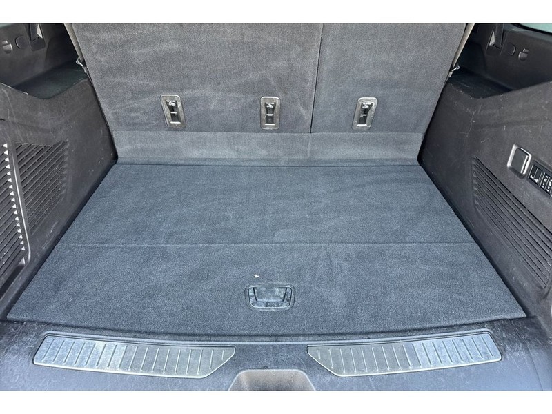 Chevrolet Suburban Vehicle Full-screen Gallery Image 19