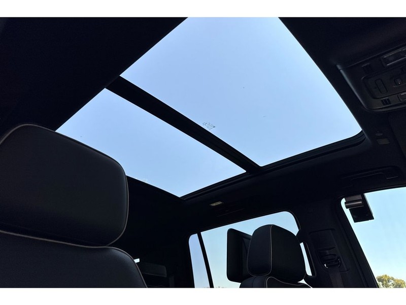 Chevrolet Suburban Vehicle Full-screen Gallery Image 21