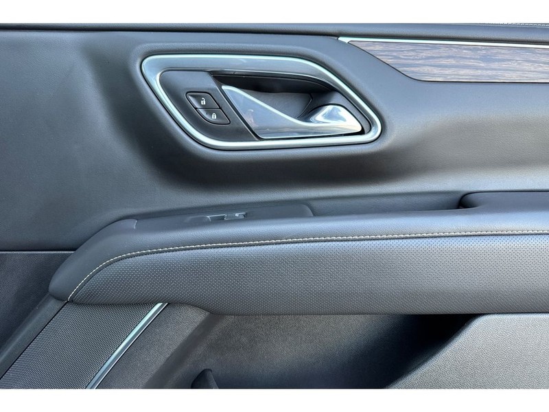 Chevrolet Suburban Vehicle Full-screen Gallery Image 22