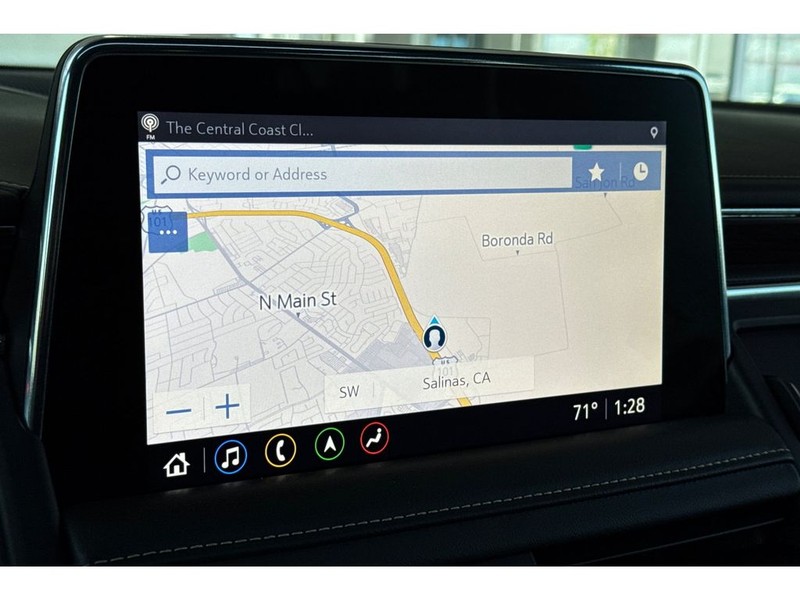 Chevrolet Suburban Vehicle Full-screen Gallery Image 25