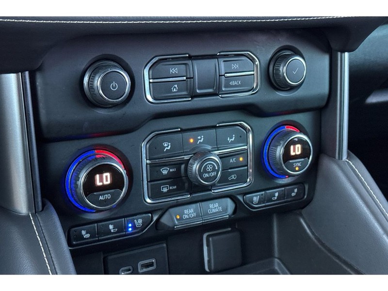 Chevrolet Suburban Vehicle Full-screen Gallery Image 27