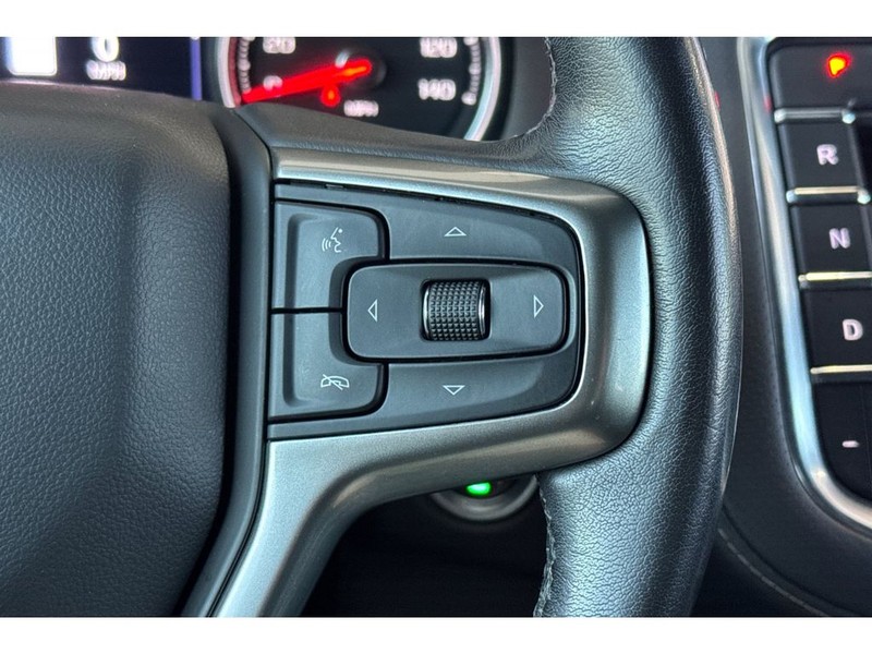 Chevrolet Suburban Vehicle Full-screen Gallery Image 32