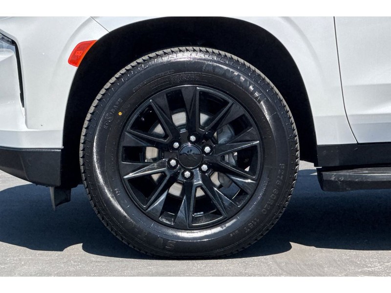 Chevrolet Suburban Vehicle Full-screen Gallery Image 36