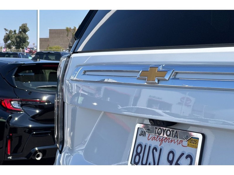 Chevrolet Suburban Vehicle Full-screen Gallery Image 37