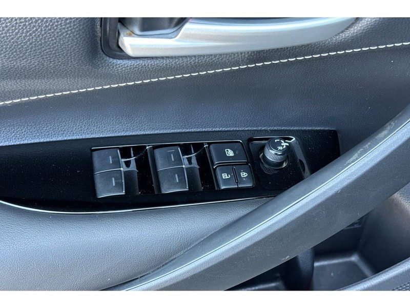 Toyota Corolla Hatchback Vehicle Full-screen Gallery Image 12