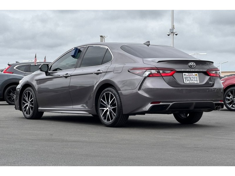 Toyota Camry Vehicle Full-screen Gallery Image 06