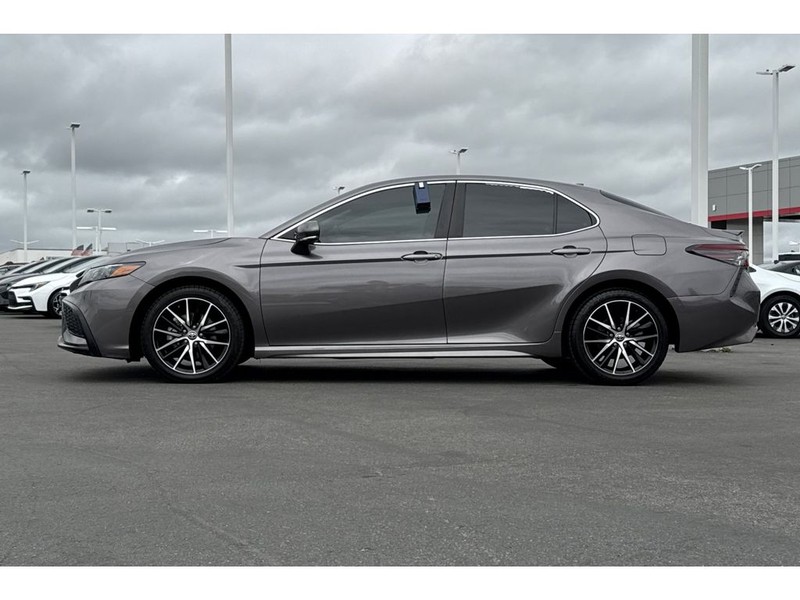 Toyota Camry Vehicle Full-screen Gallery Image 07