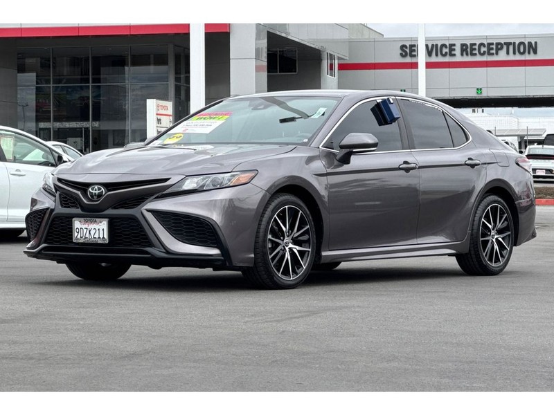 Toyota Camry Vehicle Full-screen Gallery Image 08