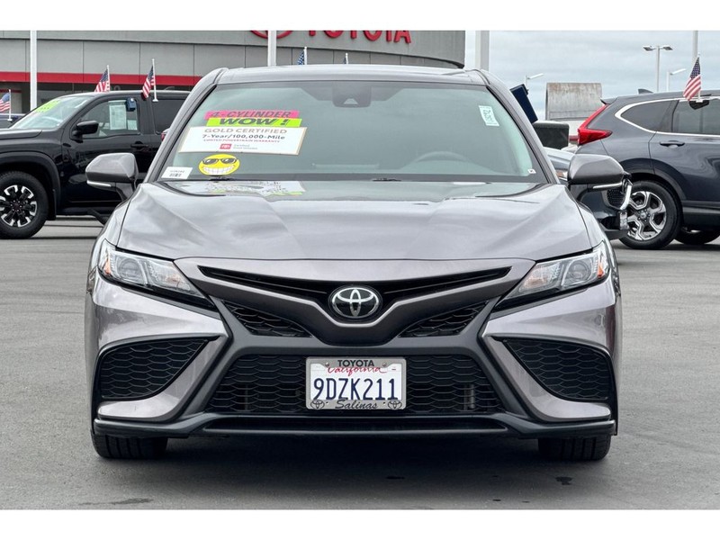 Toyota Camry Vehicle Full-screen Gallery Image 09