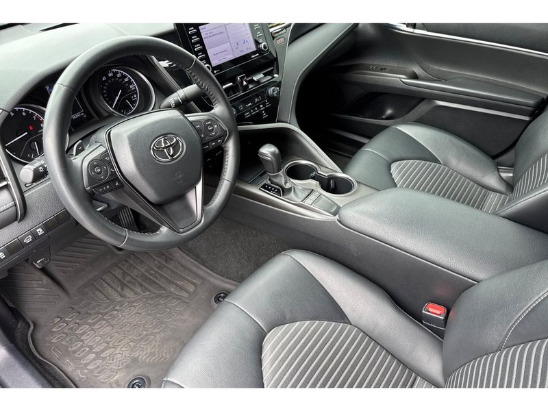 Toyota Camry Vehicle Full-screen Gallery Image 10