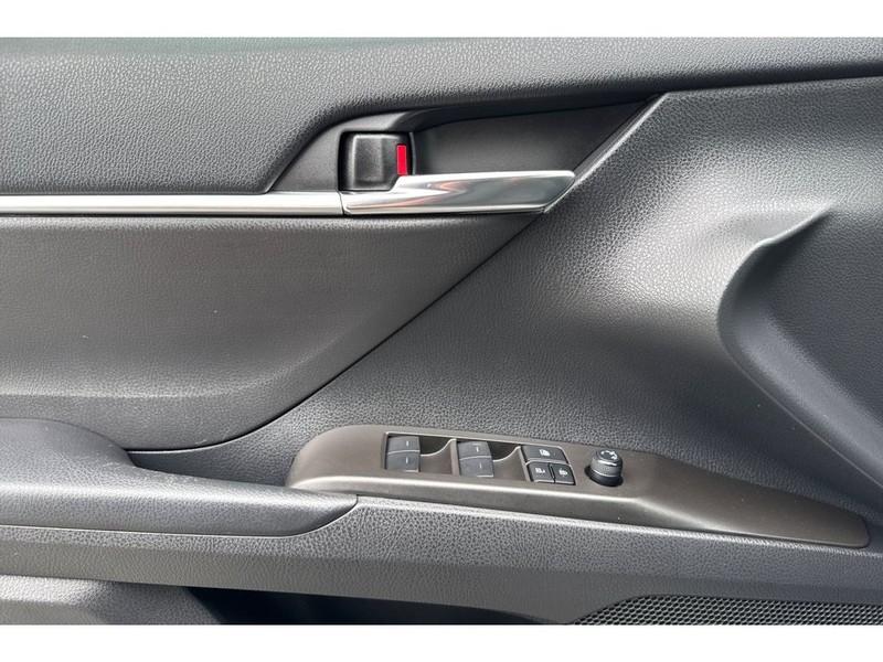 Toyota Camry Vehicle Full-screen Gallery Image 11