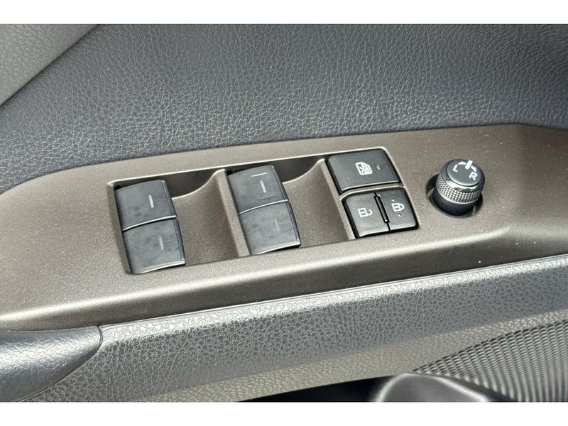 Toyota Camry Vehicle Full-screen Gallery Image 12