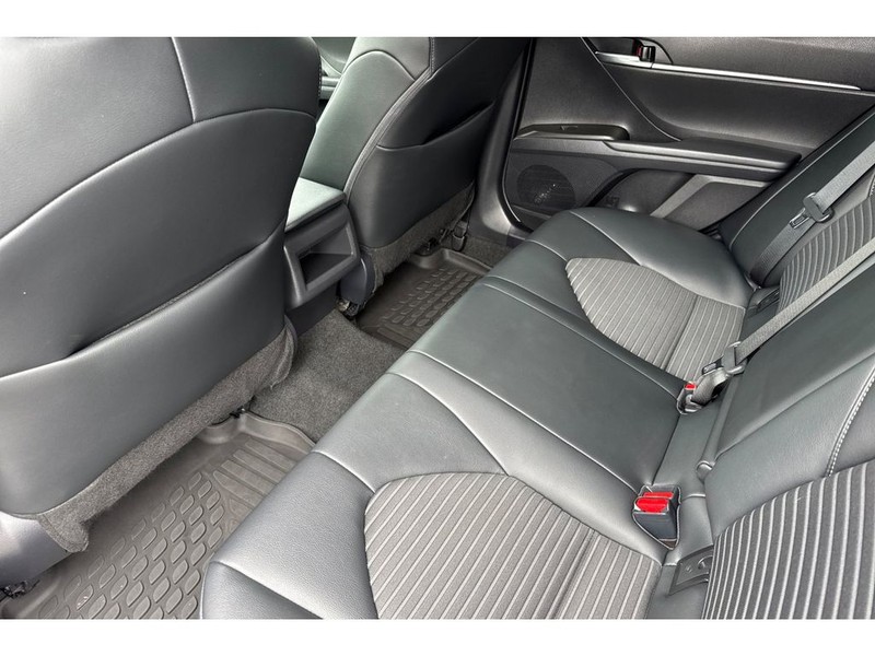 Toyota Camry Vehicle Full-screen Gallery Image 13