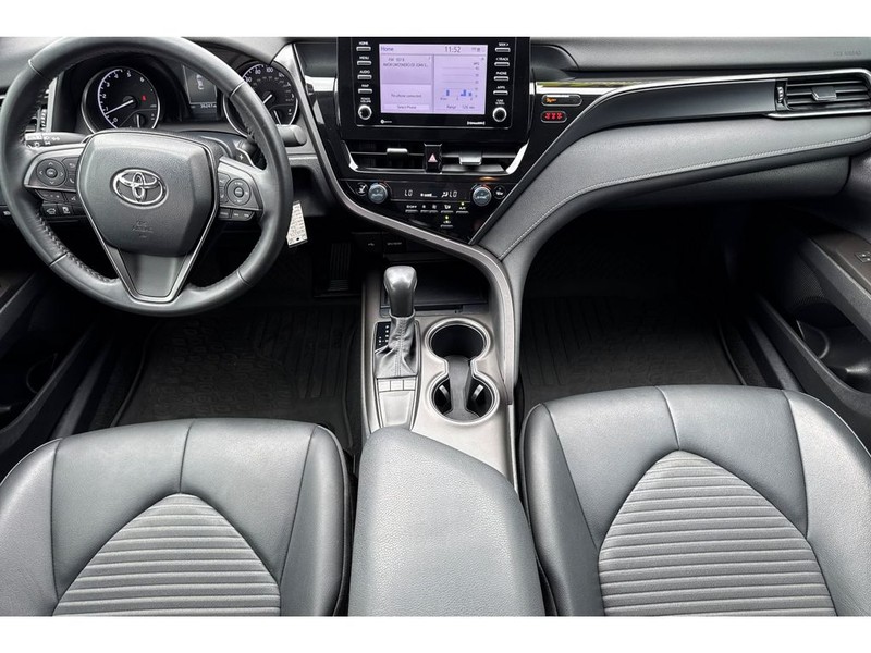 Toyota Camry Vehicle Full-screen Gallery Image 14