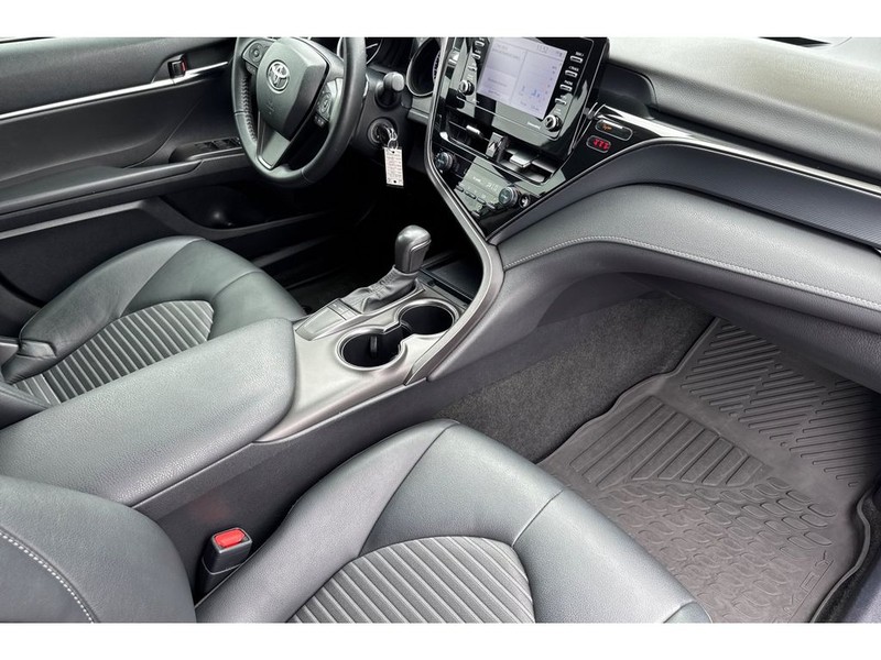 Toyota Camry Vehicle Full-screen Gallery Image 16
