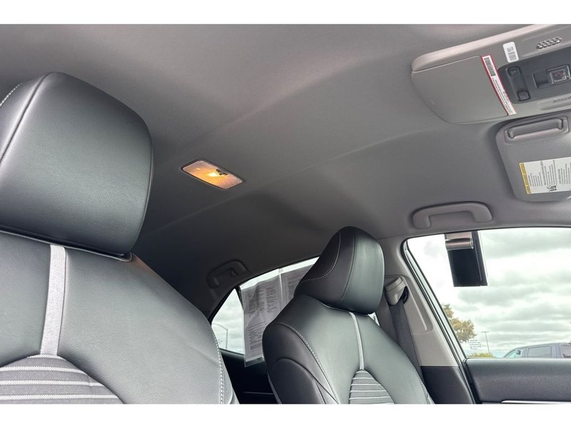 Toyota Camry Vehicle Full-screen Gallery Image 17
