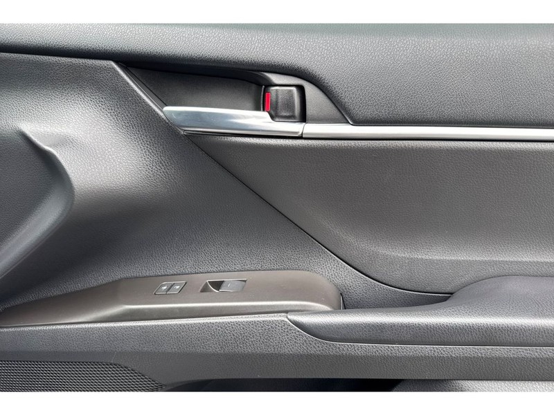 Toyota Camry Vehicle Full-screen Gallery Image 18