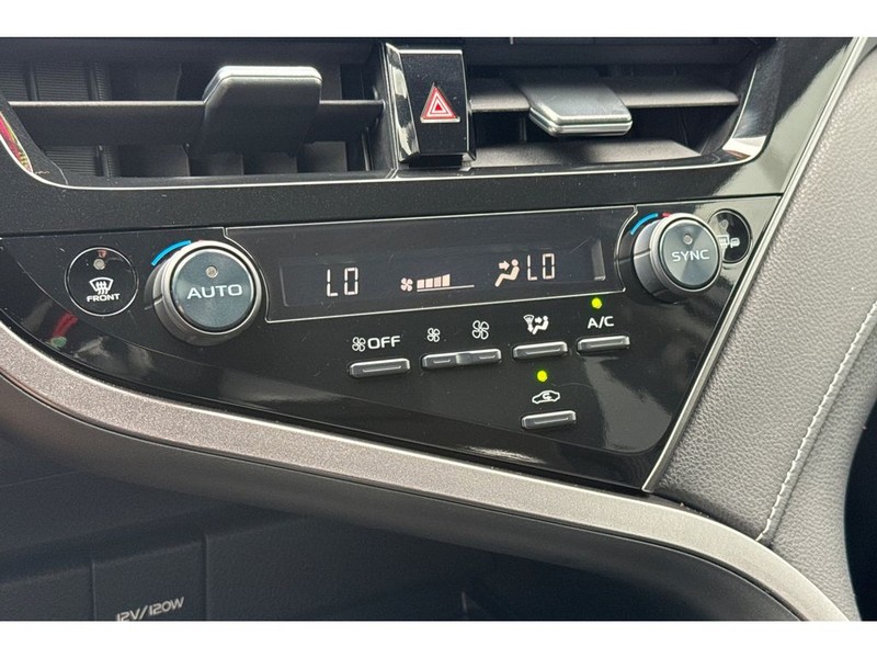 Toyota Camry Vehicle Full-screen Gallery Image 21