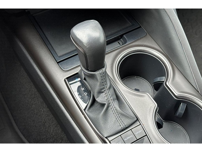 Toyota Camry Vehicle Full-screen Gallery Image 22