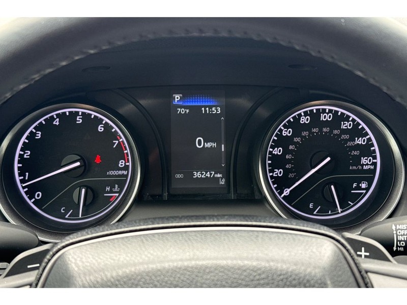 Toyota Camry Vehicle Full-screen Gallery Image 26