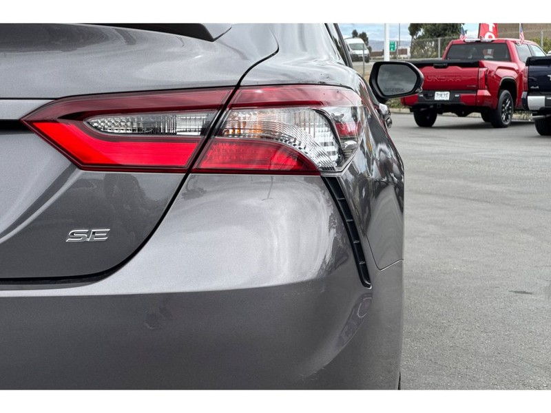 Toyota Camry Vehicle Full-screen Gallery Image 30