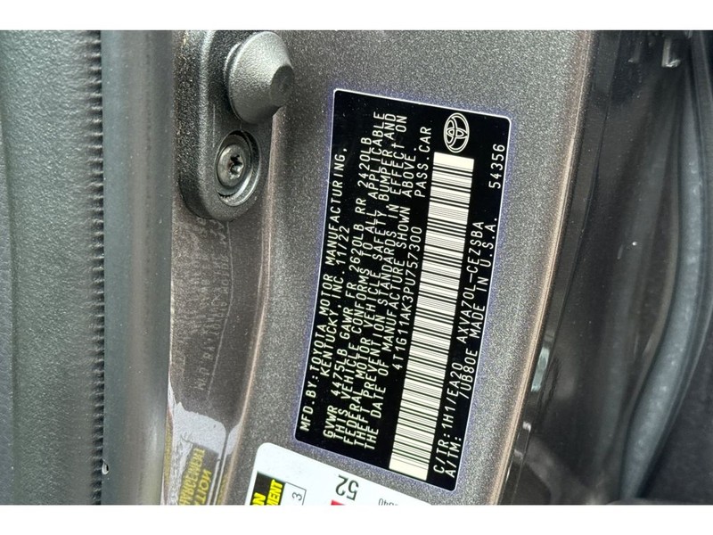 Toyota Camry Vehicle Full-screen Gallery Image 31