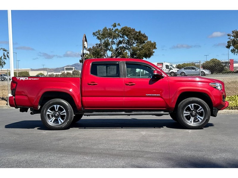 Toyota Tacoma Vehicle Full-screen Gallery Image 03
