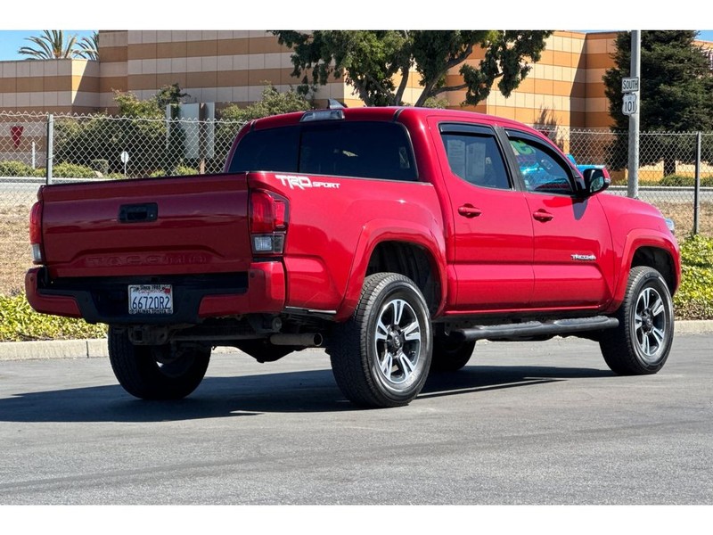 Toyota Tacoma Vehicle Full-screen Gallery Image 04
