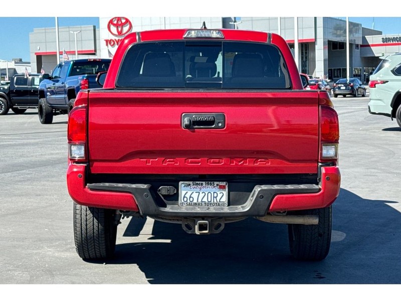 Toyota Tacoma Vehicle Full-screen Gallery Image 05