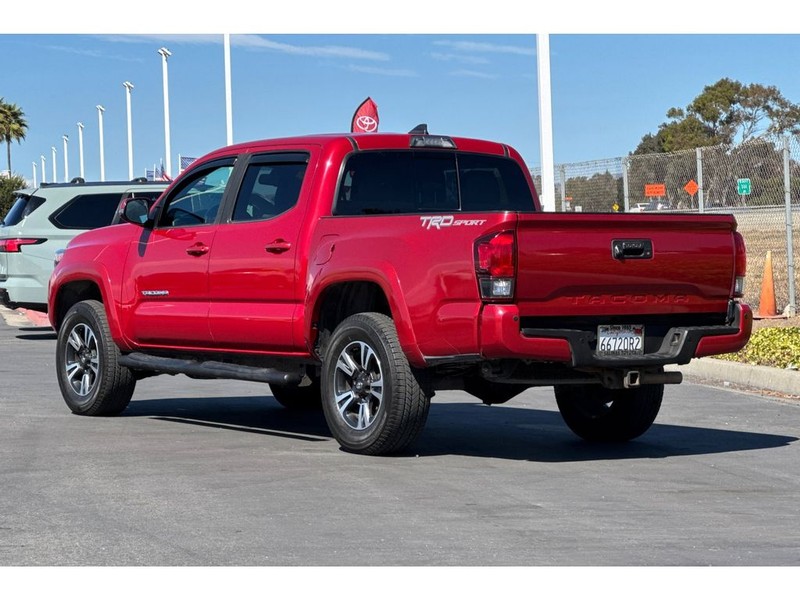 Toyota Tacoma Vehicle Full-screen Gallery Image 06