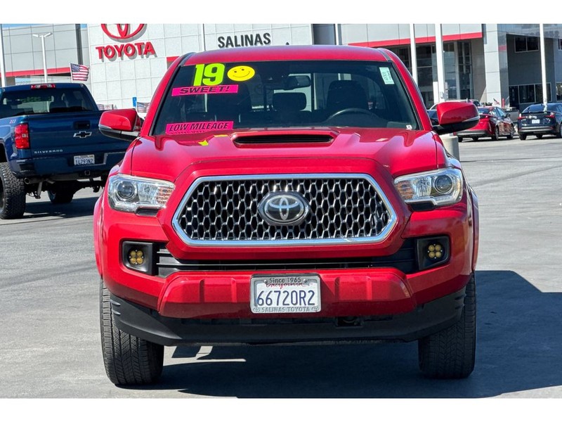 Toyota Tacoma Vehicle Full-screen Gallery Image 09