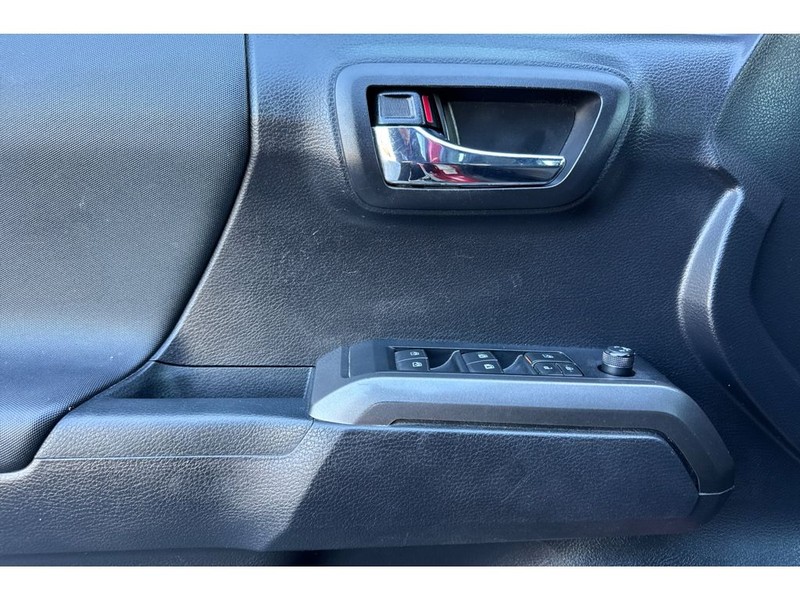 Toyota Tacoma Vehicle Full-screen Gallery Image 11