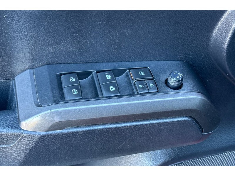 Toyota Tacoma Vehicle Full-screen Gallery Image 12