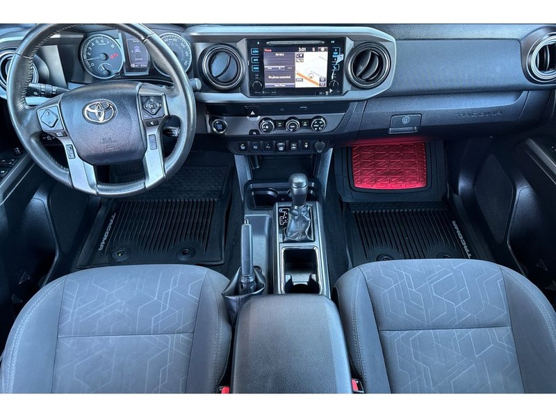 Toyota Tacoma Vehicle Full-screen Gallery Image 14