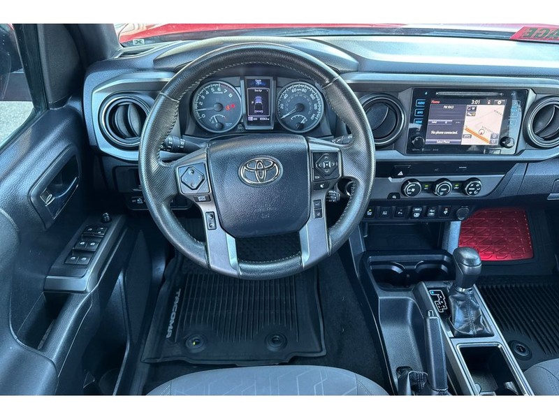 Toyota Tacoma Vehicle Full-screen Gallery Image 15