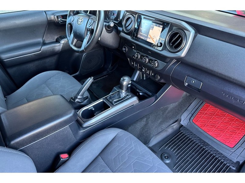 Toyota Tacoma Vehicle Full-screen Gallery Image 16