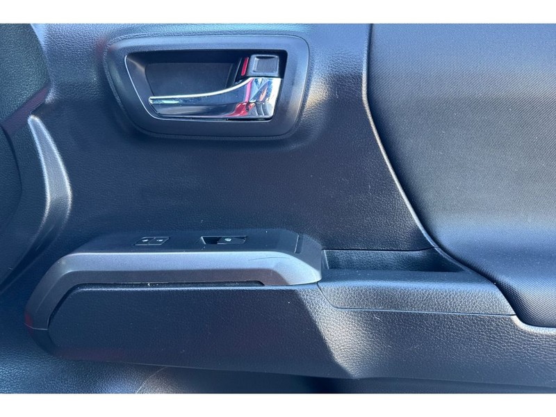 Toyota Tacoma Vehicle Full-screen Gallery Image 18