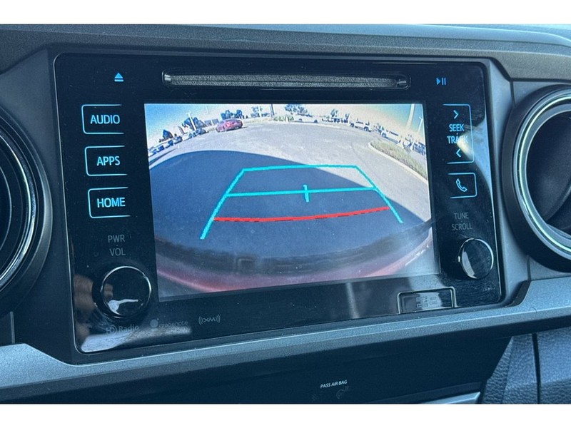 Toyota Tacoma Vehicle Full-screen Gallery Image 21