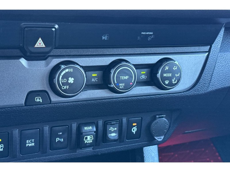 Toyota Tacoma Vehicle Full-screen Gallery Image 22