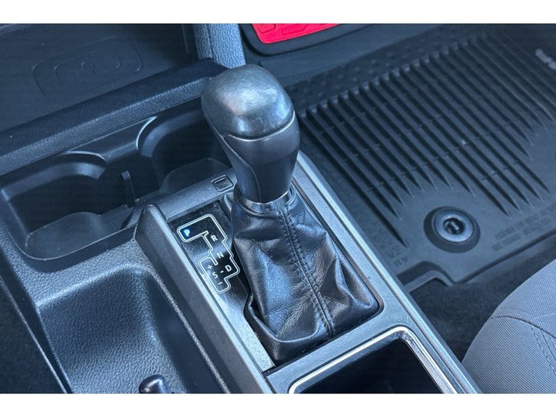 Toyota Tacoma Vehicle Full-screen Gallery Image 23