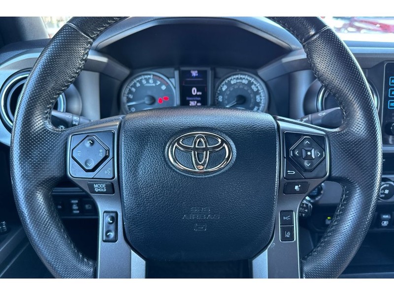 Toyota Tacoma Vehicle Full-screen Gallery Image 25