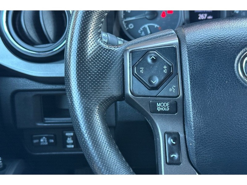 Toyota Tacoma Vehicle Full-screen Gallery Image 26