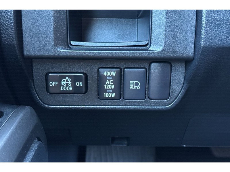 Toyota Tacoma Vehicle Full-screen Gallery Image 30