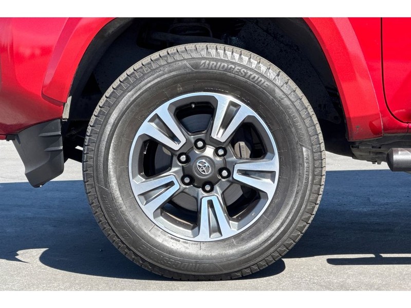 Toyota Tacoma Vehicle Full-screen Gallery Image 31