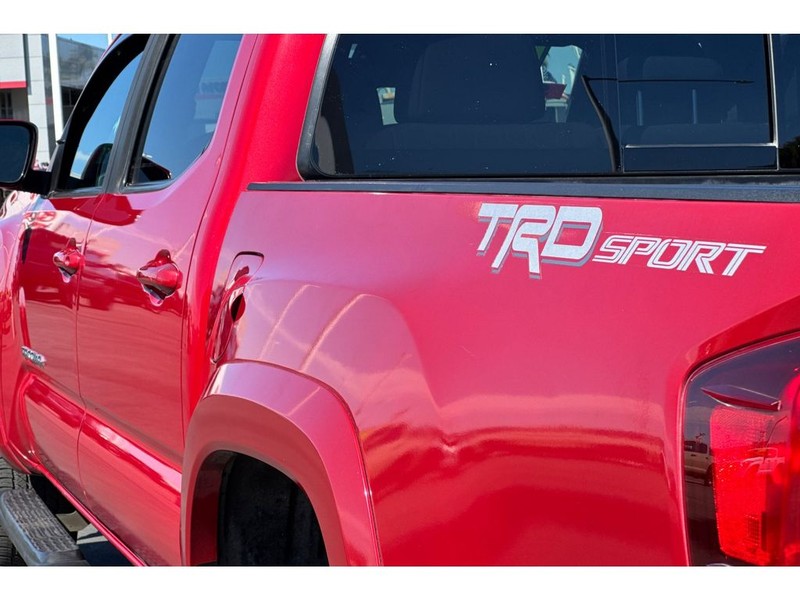 Toyota Tacoma Vehicle Full-screen Gallery Image 32