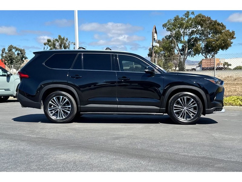 Toyota Grand Highlander Hybrid Vehicle Full-screen Gallery Image 03