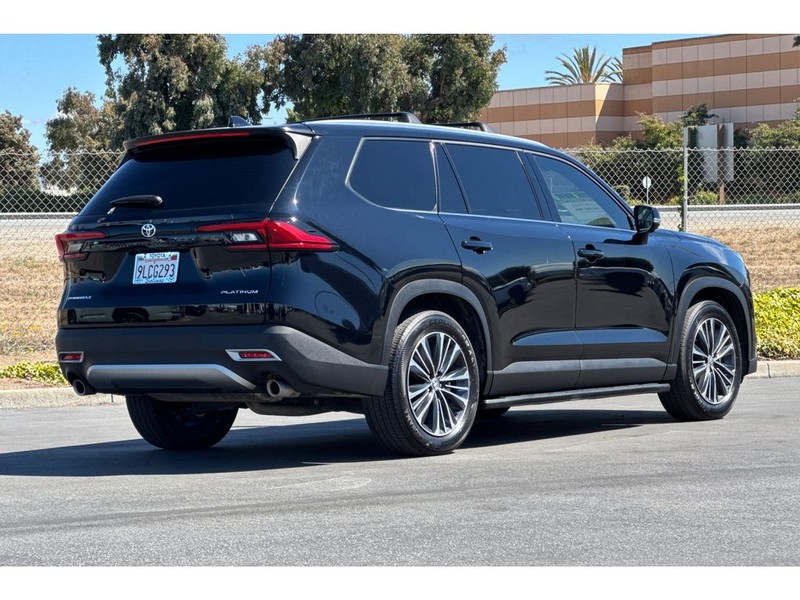 Toyota Grand Highlander Hybrid Vehicle Full-screen Gallery Image 04