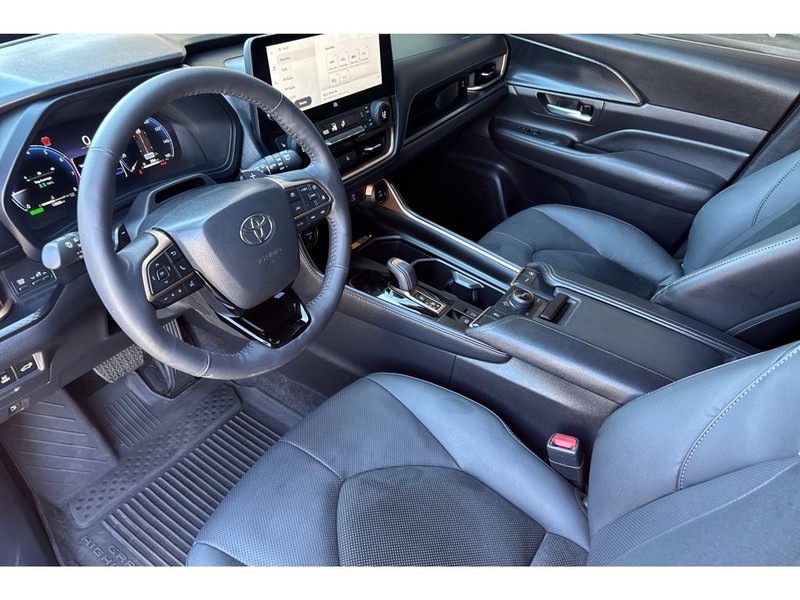 Toyota Grand Highlander Hybrid Vehicle Full-screen Gallery Image 10