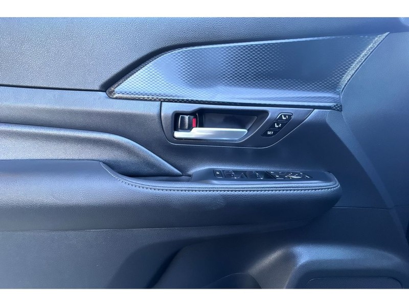 Toyota Grand Highlander Hybrid Vehicle Full-screen Gallery Image 11
